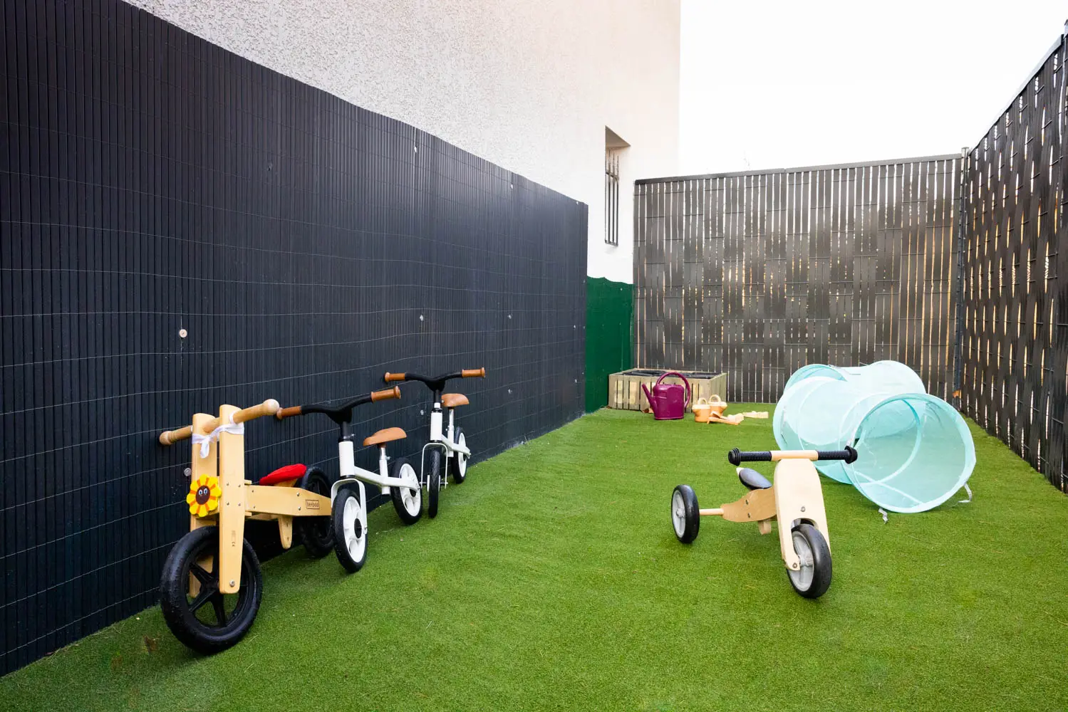 Espace extérieur de la micro-crèche de Vitrolles avec draisiennes et potager