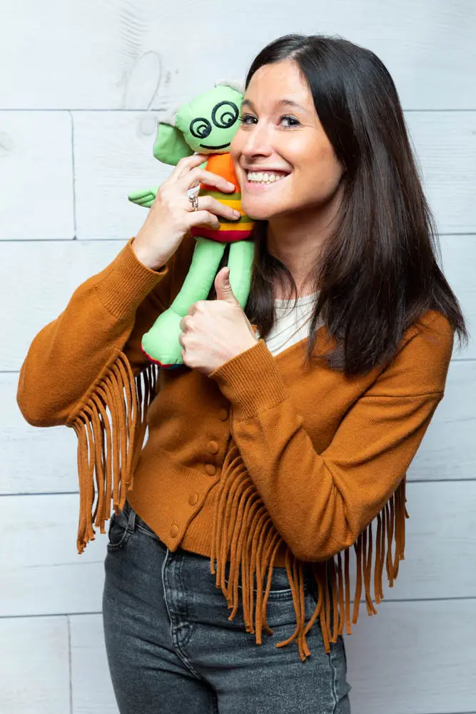 Accueil chaleureux à la micro-crèche de Vitrolles avec la mascotte Achille & Camille