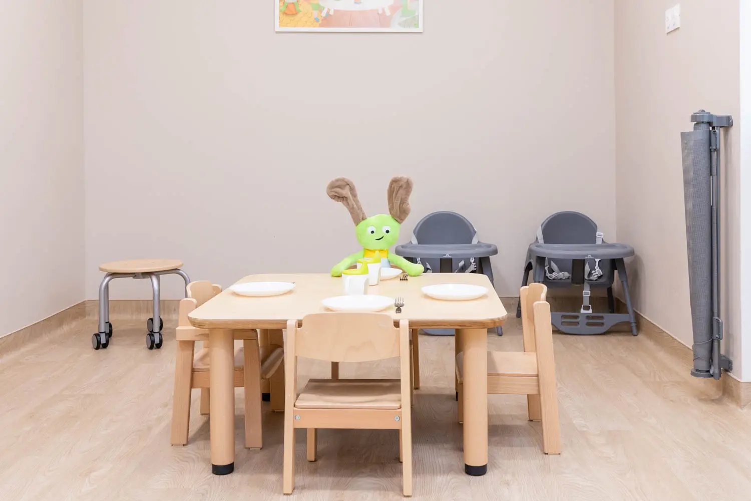 Coin repas de la micro-crèche La Cabane d'Achille et Camille à Fos-sur-Mer