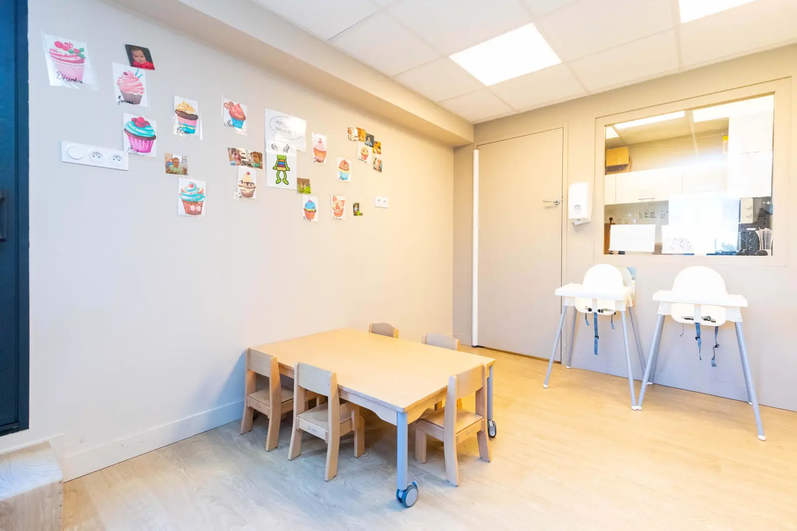 Espace repas et chaises hautes de la micro-crèche à Villenave-d'Ornon
