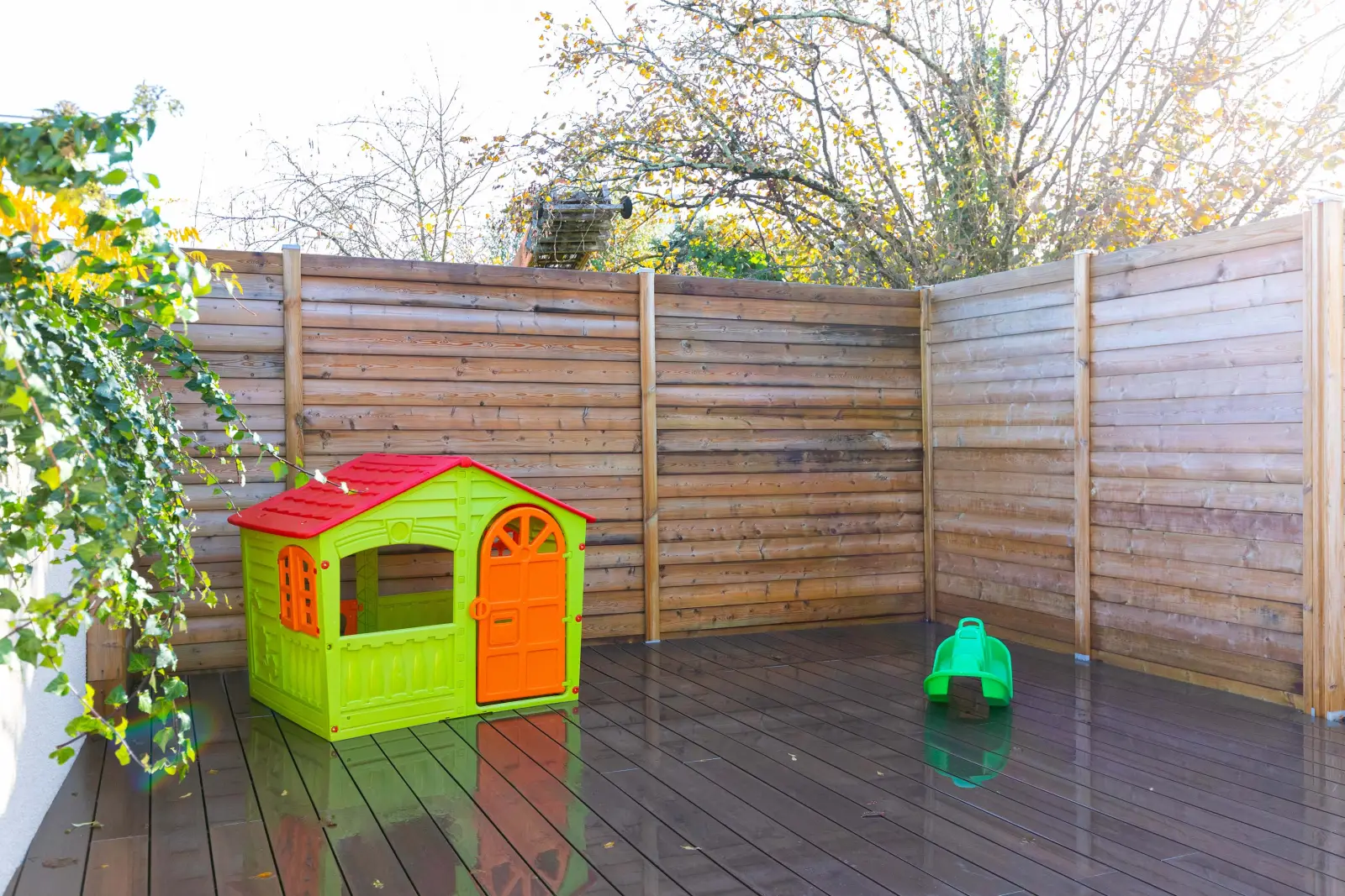 Terrasse extérieure avec maisonnette de la crèche à Villenave-d'Ornon