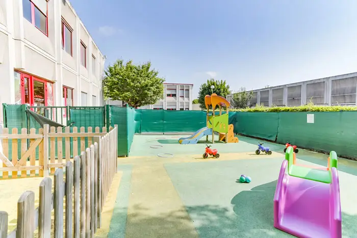 Cour extérieure de la crèche Cergy avec jeux pour enfants