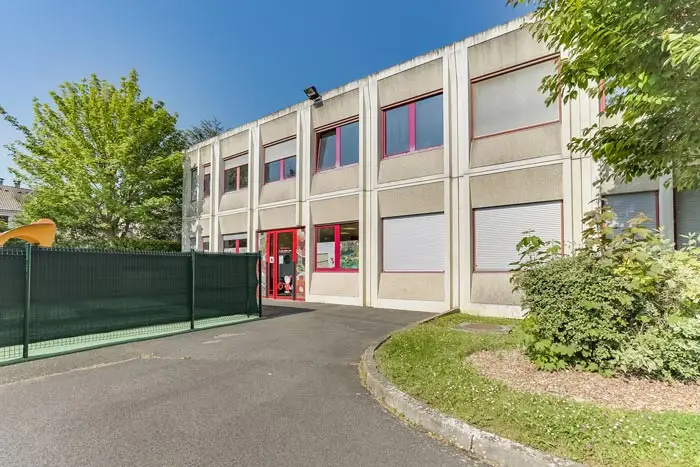 Façade et entrée de la crèche Cergy, quartier Cergy Saint-Christophe