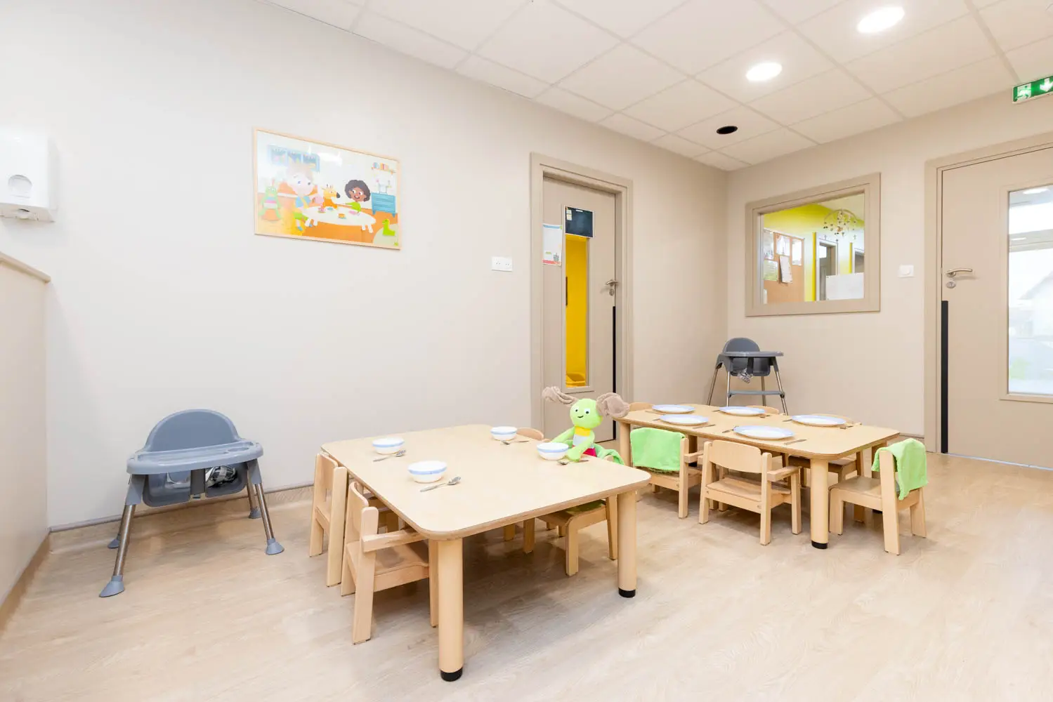 Espace repas avec petites tables et chaises à Petit-Réderching