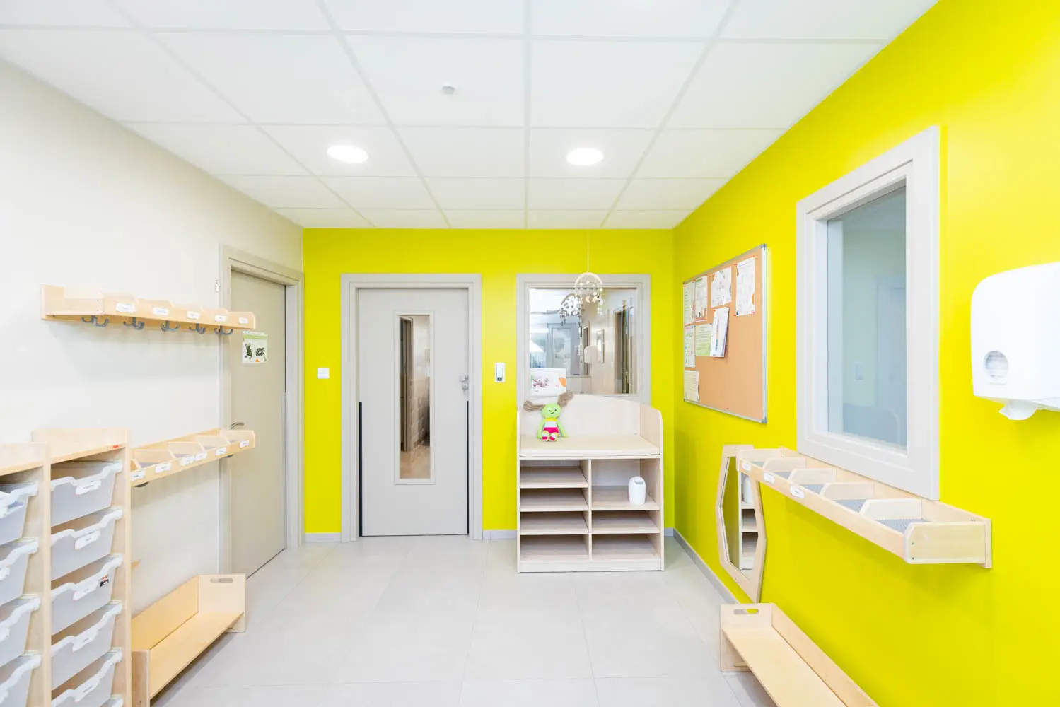 Hall d'accueil coloré de la micro-crèche de Petit-Réderching