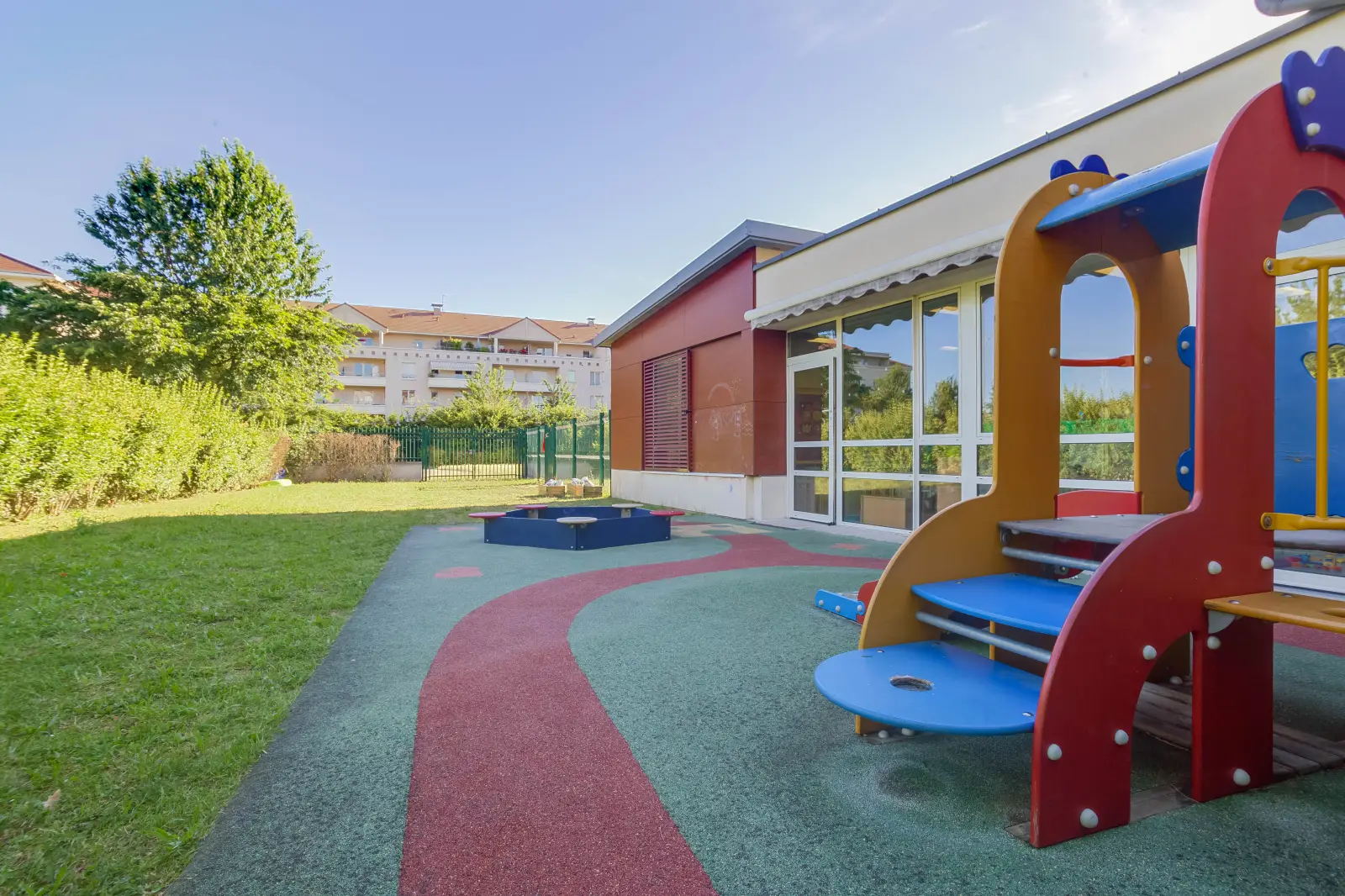 Espace extérieur sécurisé de la crèche Les Diablotins de Carrières-sur-Seine
