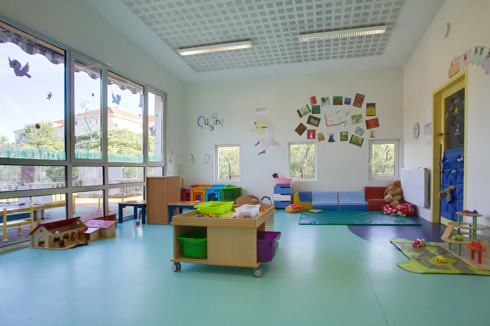 Salle d'éveil avec coin cuisine à la crèche Les Diablotins de Carrières-sur-Seine