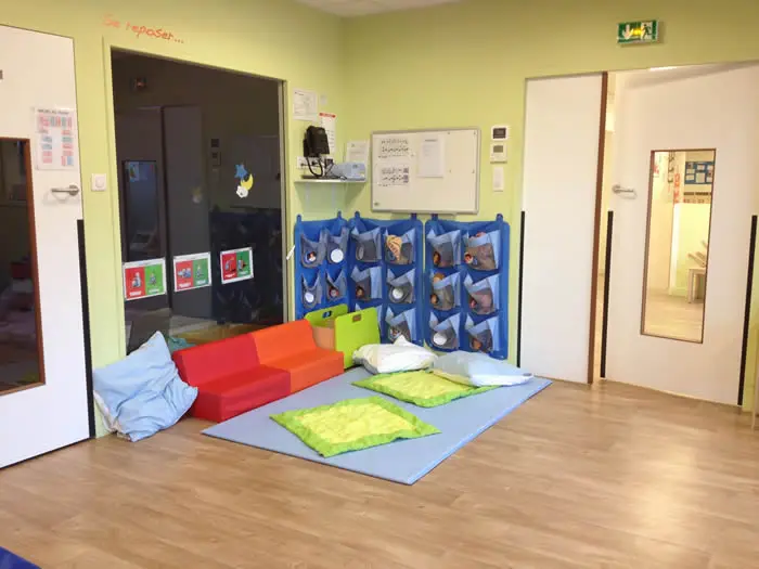 Espace de repos et casiers personnels de la crèche Athis-Mons