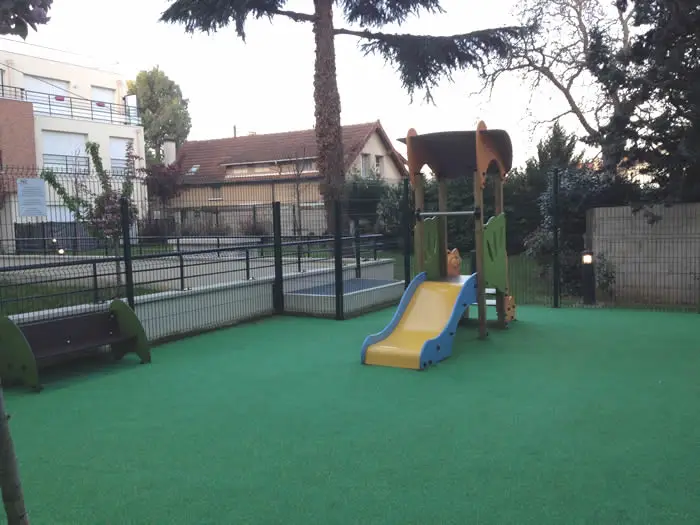 Jardin extérieur avec toboggan de la crèche Athis-Mons