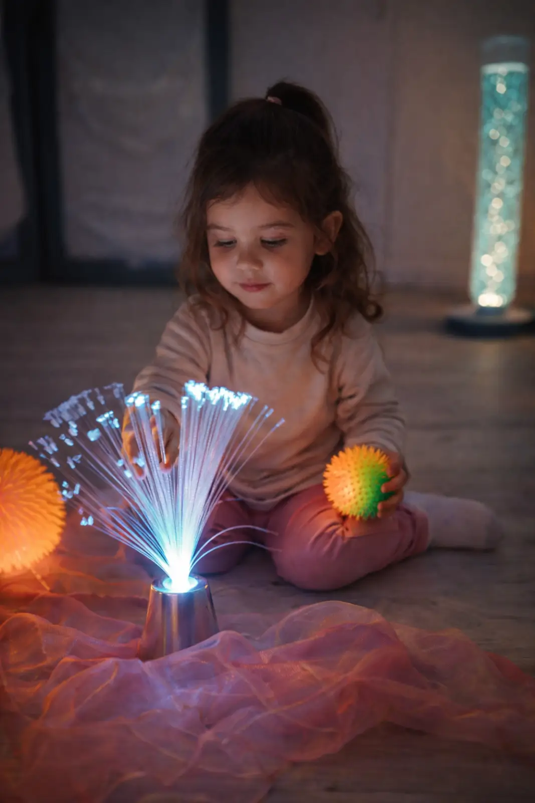 Moment d'éveil sensoriel dans l'espace Snoezelen de la crèche