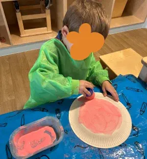 Atelier peinture des enfants à la micro-crèche Les Explorateurs de Saint-Vincent, Orléans