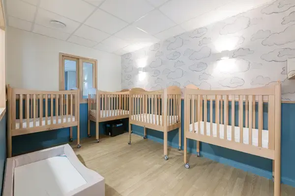 Dortoir des bébés à la micro-crèche Les Explorateurs de Saint-Vincent, Orléans