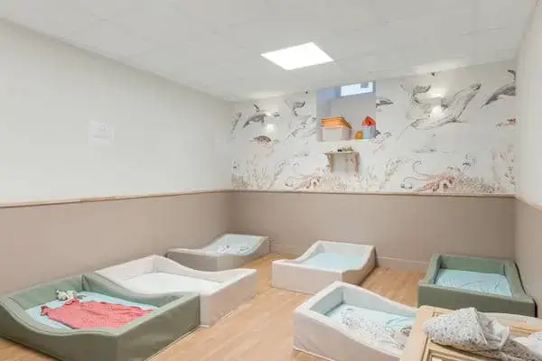 Dortoir de la crèche Les Bébés Explorateurs Dunois à Orléans, lits bas et papier peint animaux marins