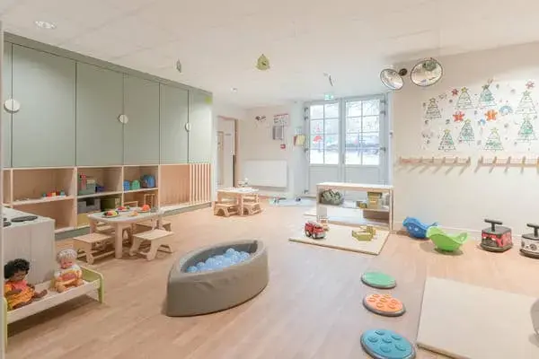 Salle de jeux avec piscine à balles à la crèche Les Bébés Explorateurs Dunois, Orléans