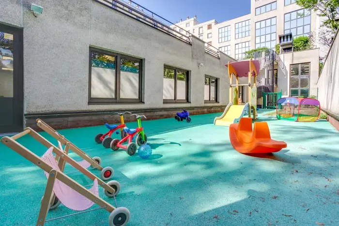 Cour extérieure de la crèche Boulogne Billancourt Bellevue
