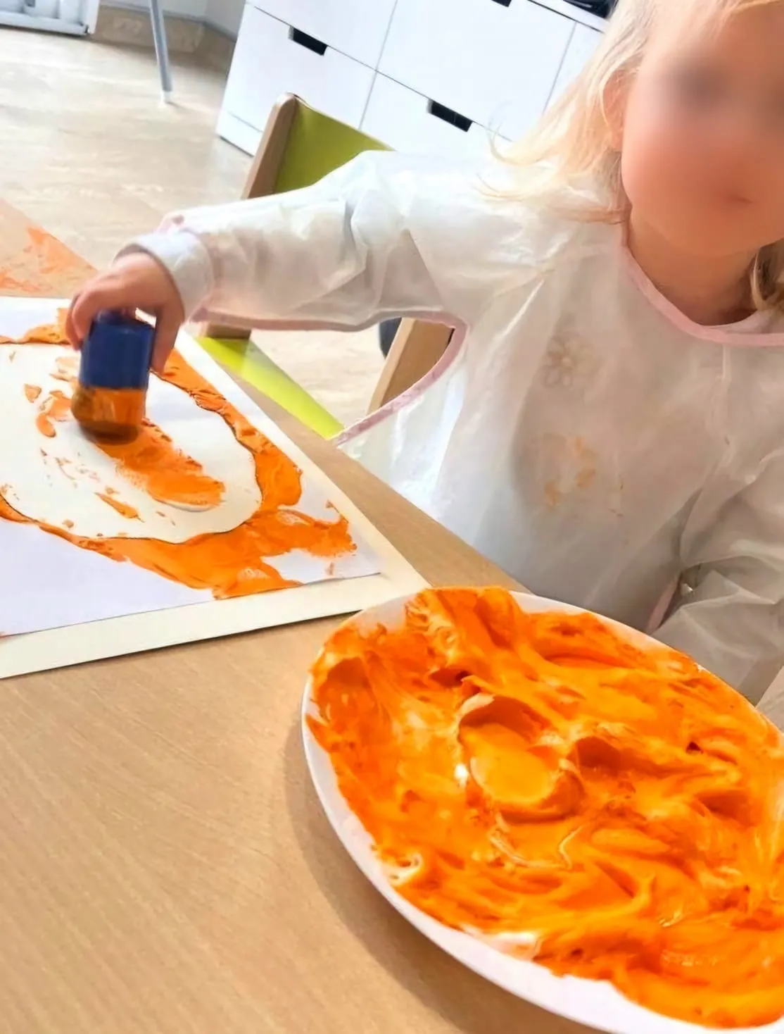 Activité peinture d'un enfant à la micro-crèche Les P'tites Chipies