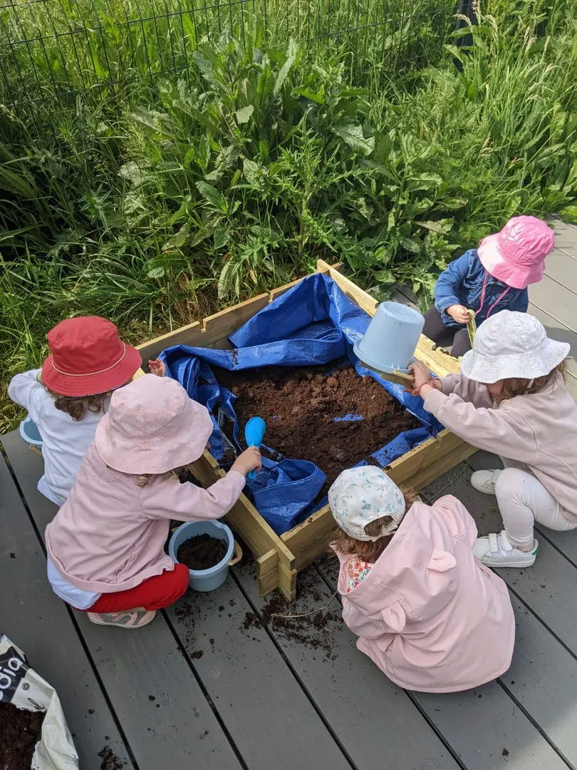 Atelier potager pédagogique à la micro-crèche Les P'tites Chipies de Pont-à-Mousson