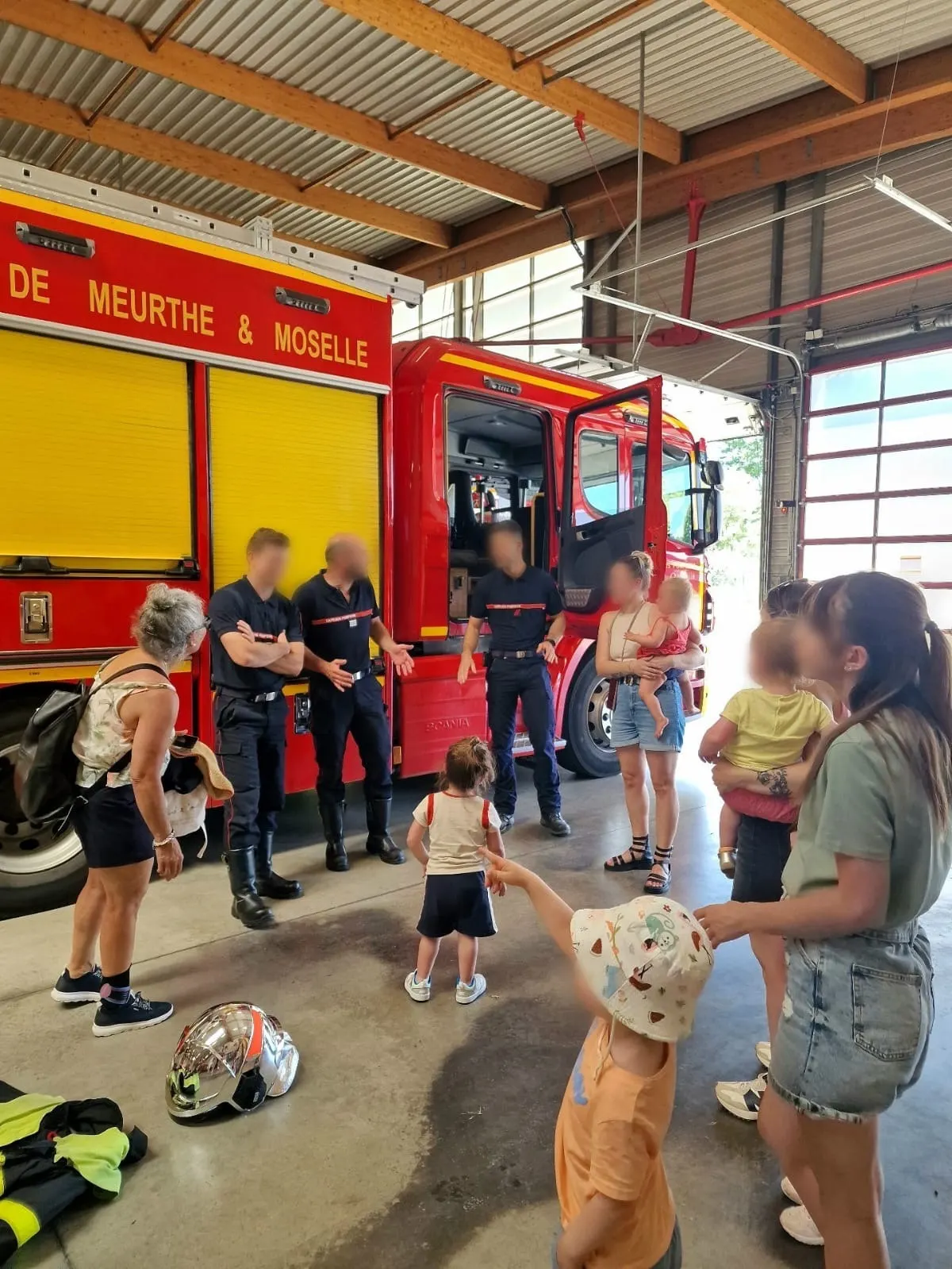 Enfant jouant dans un tunnel sur l'aire de jeux extérieure