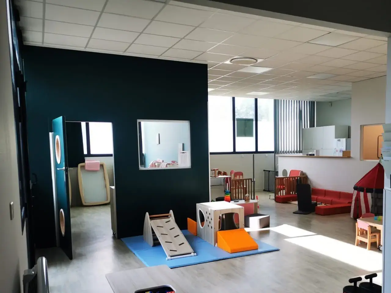 Salle d'éveil de la micro-crèche Chez Minido à Strasbourg, au Nouvel Hôpital Civil
