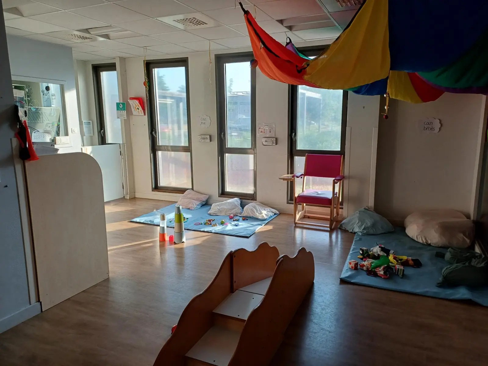 Coin bébés et espace de motricité de la crèche Saint-Priest