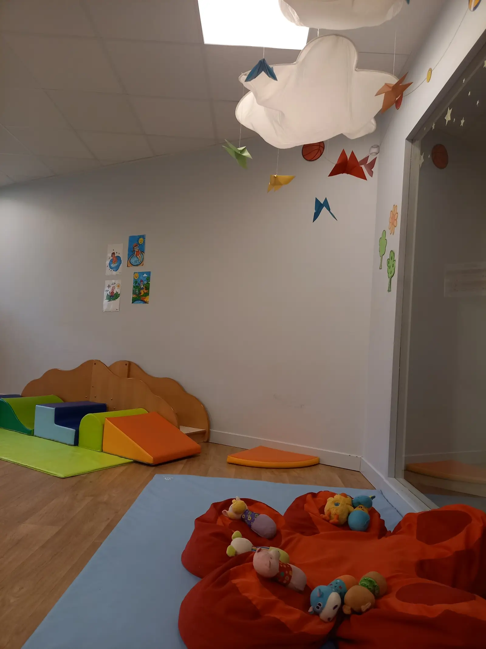 Espace de motricité douce et coin câlin de la crèche Guyancourt