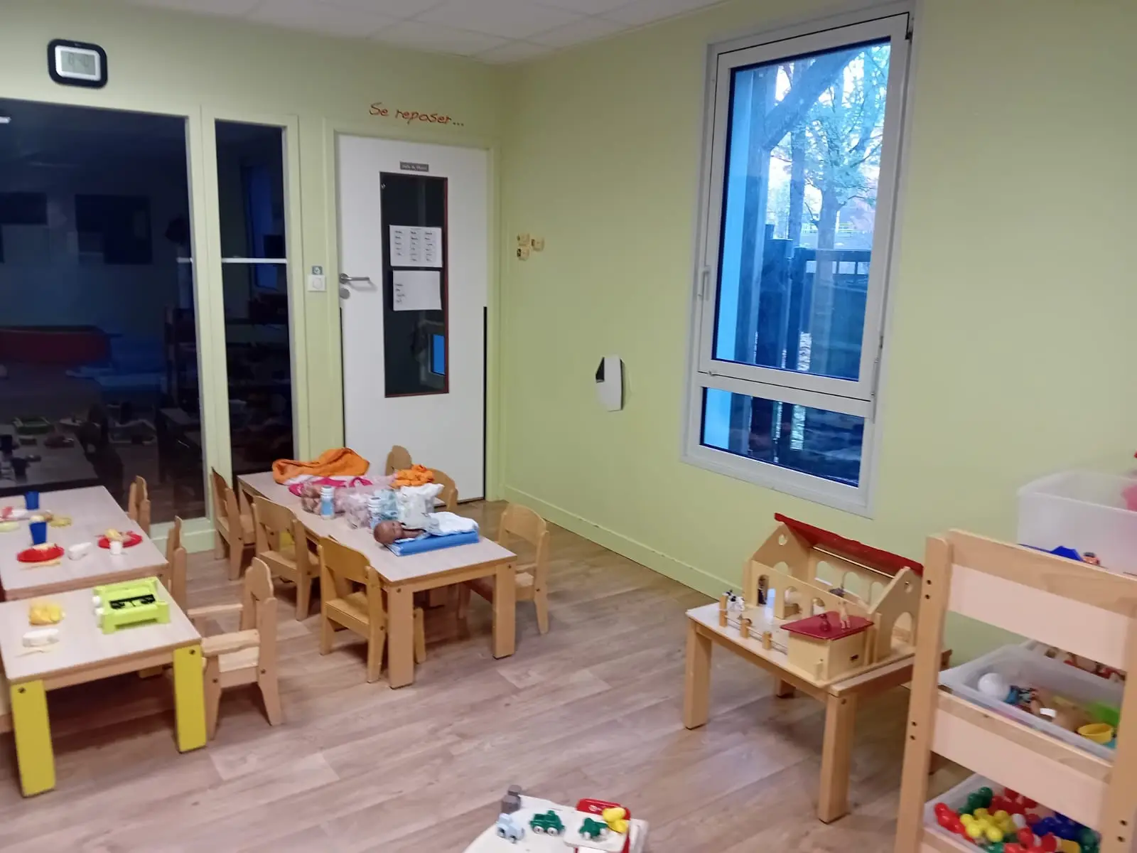 Salle de repos et espace de jeux de la crèche Guyancourt, réseau Les Petits Chaperons Rouges