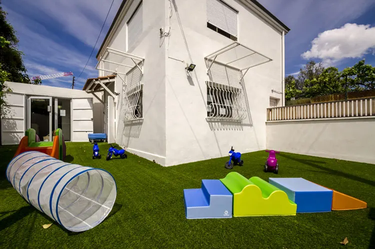 Jardin extérieur sécurisé de la micro-crèche à Marseille 12e
