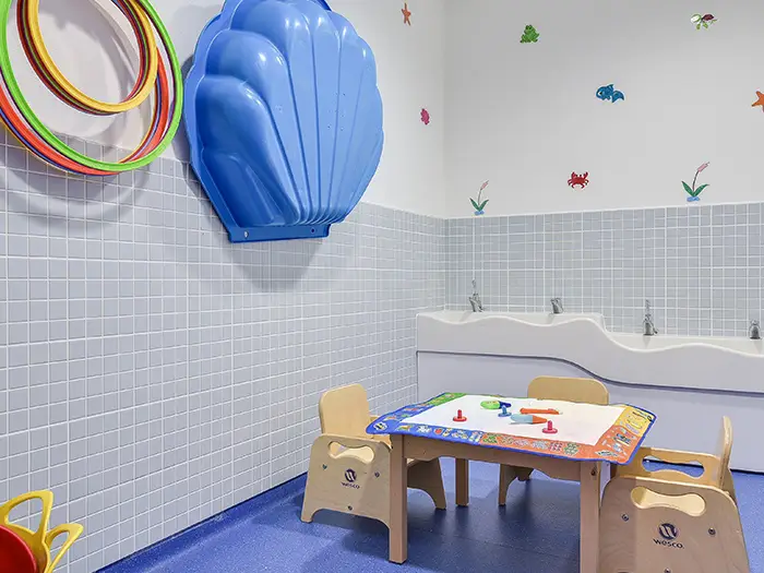 Salle de change et coin activités de la micro-crèche Les Malicieux de Mouvaux Corselle