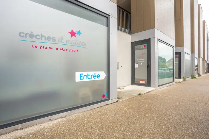Façade et entrée de la micro-crèche Les Malicieux du Général de Gaulle, avenue du Général de Gaulle à Blanquefort