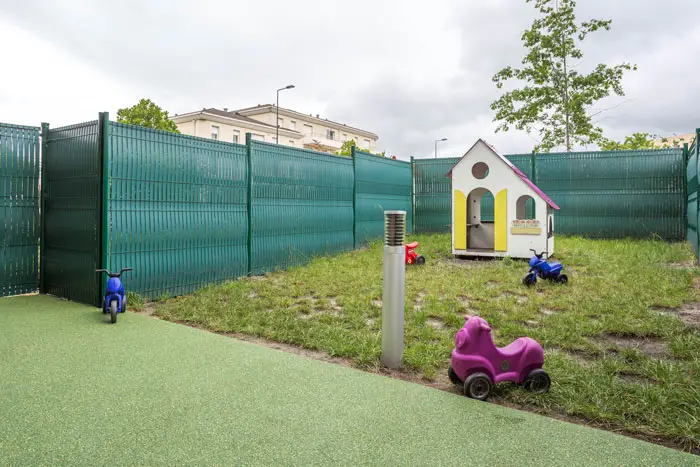 Jardin extérieur sécurisé de la micro-crèche Les Malicieux du Général de Gaulle, Blanquefort