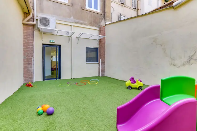 Cour extérieure de la micro-crèche Les Malicieux de Lodi, Marseille 6e