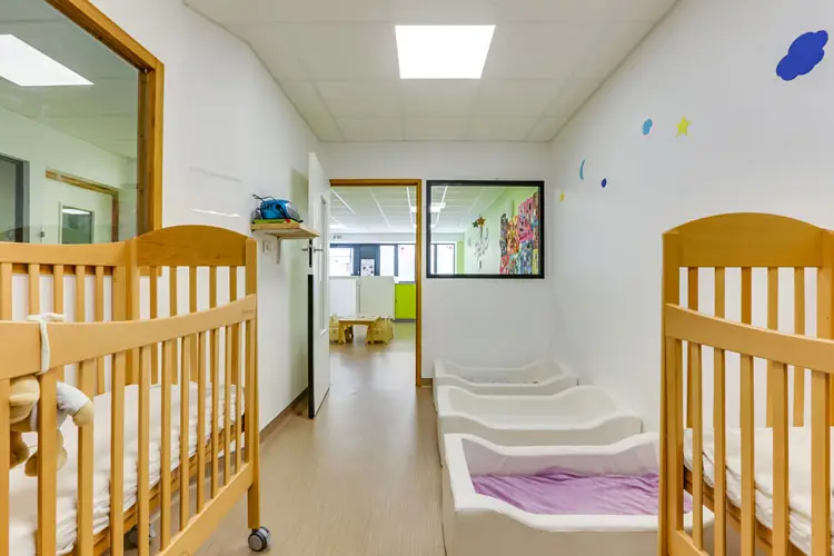 Dortoir et espace de change de la micro-crèche Les Malicieux de Lodi, Marseille 6e