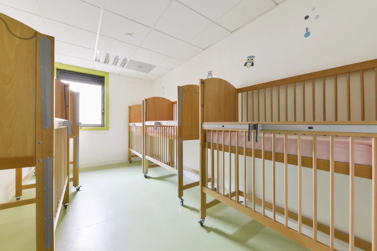Dortoir avec lits à barreaux de la crèche Les Pitchounes à Montigny-en-Gohelle