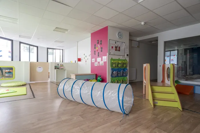 Salle d'éveil et de jeux de la micro-crèche Les Malicieux de Tintoret-Asnières