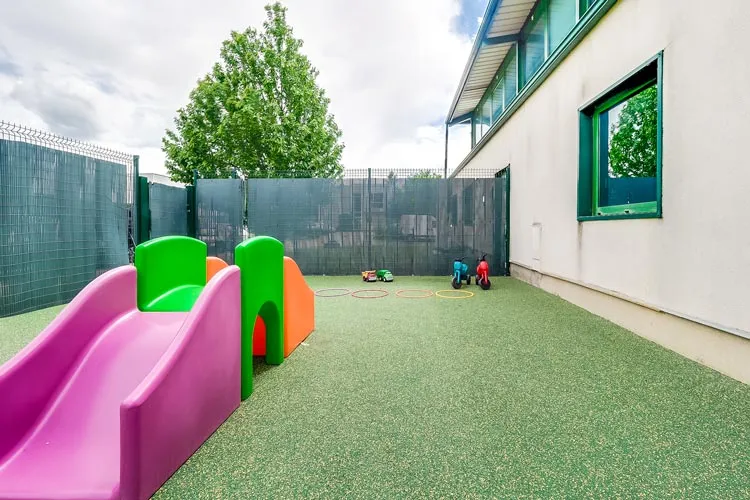Cour extérieure de la micro-crèche Les Malicieux d'Alpespace à Francin