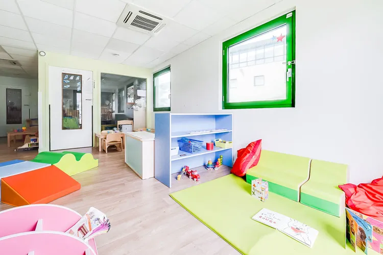 Espace de détente et de lecture de la micro-crèche Les Malicieux d'Alpespace à Francin