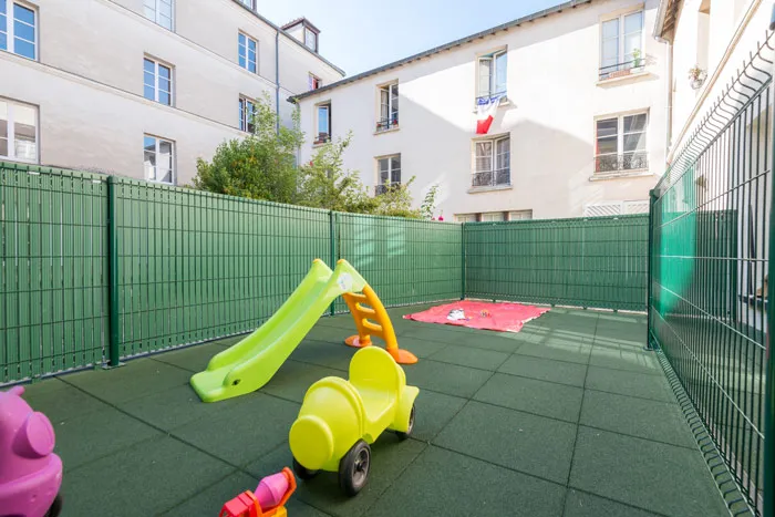 Cour extérieure de la micro-crèche Les Malicieux du Vieux Versailles