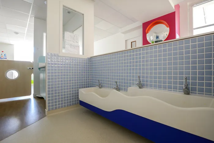 Espace sanitaire adapté aux tout-petits de la micro-crèche Les Malicieux du Vieux Versailles