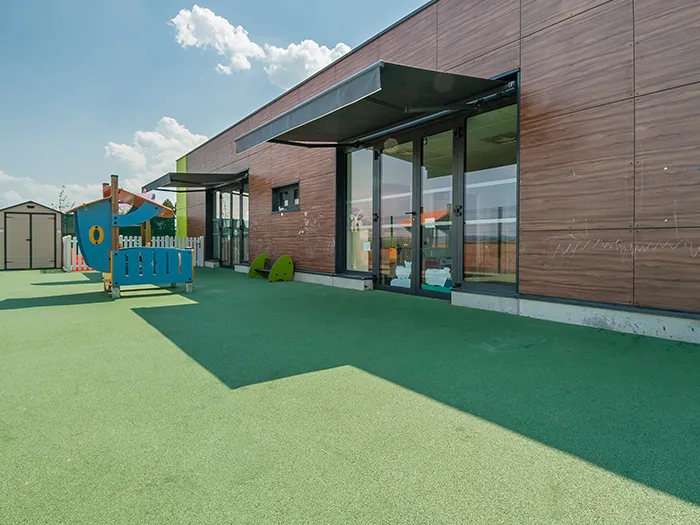 Cour extérieure et espace de jeux de la micro-crèche Les Malicieux de l'Artisanat