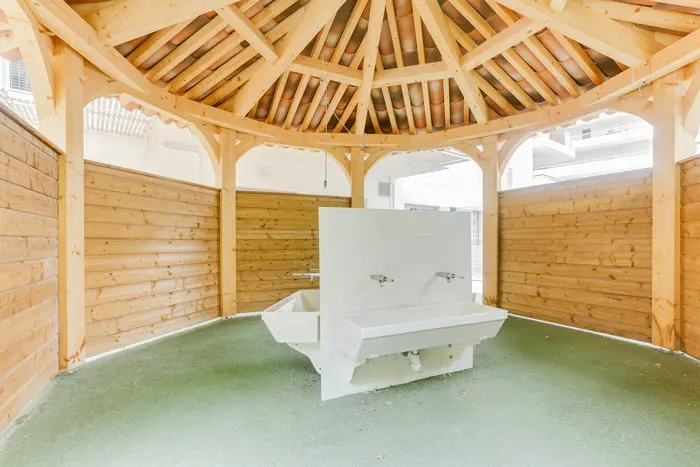 Kiosque et point d'eau extérieur de la crèche Cannes La Bocca