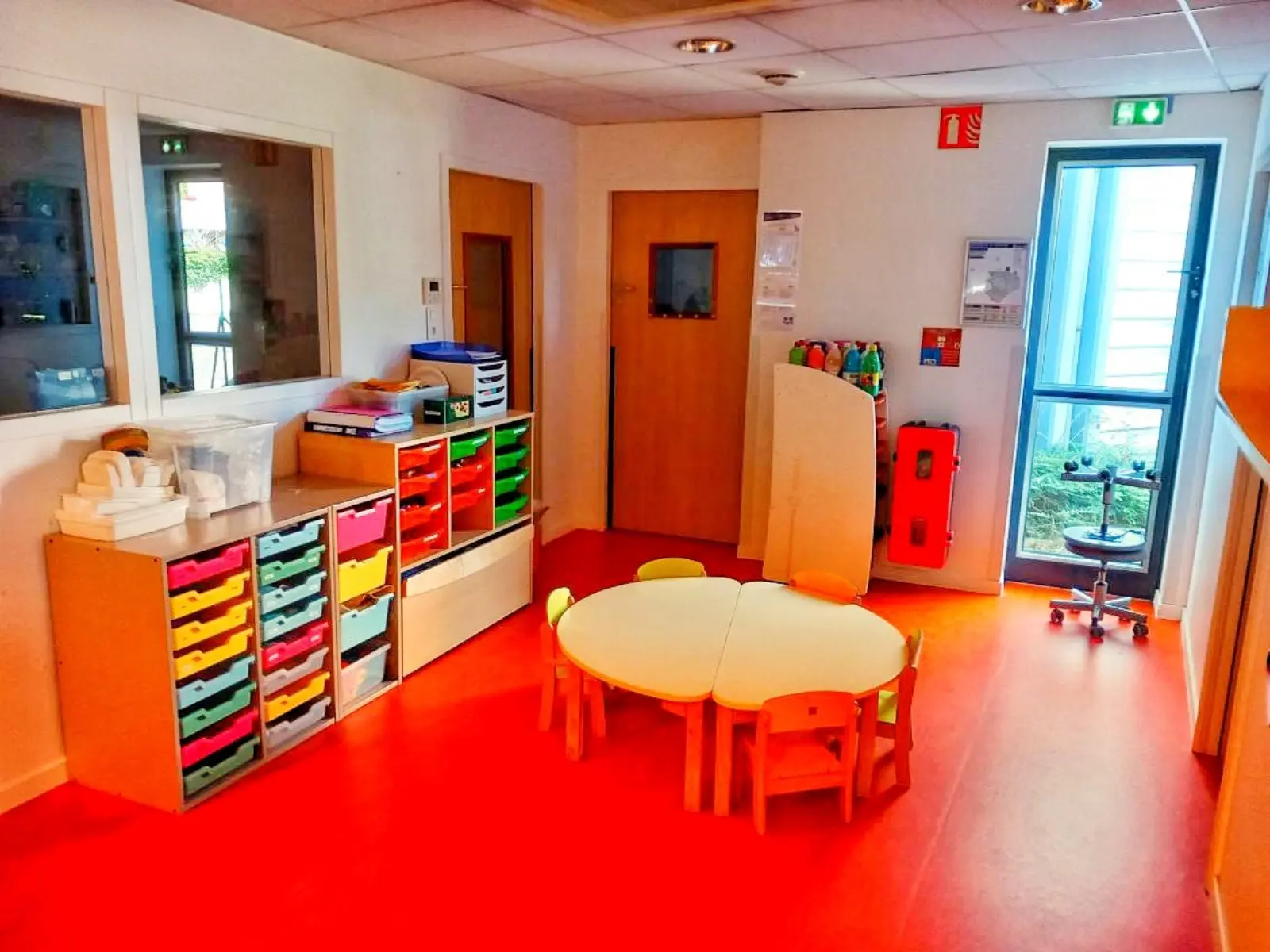 Espace de vie et rangement pédagogique de la crèche Suchet à Paris 16