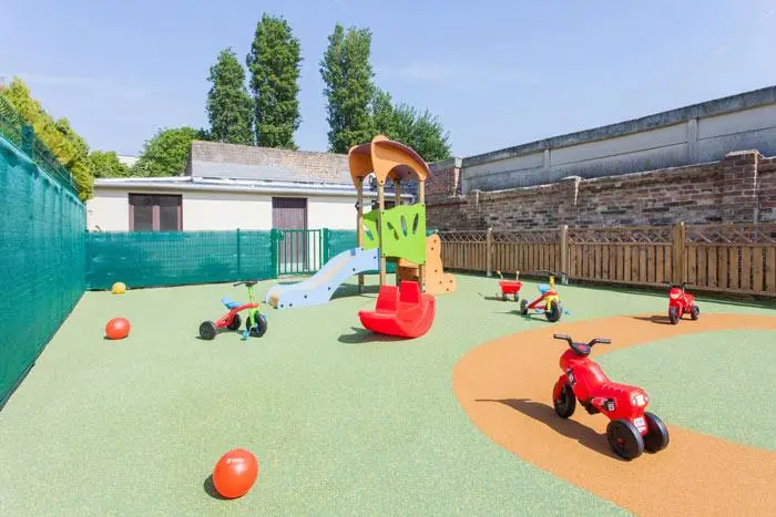 Cour extérieure et jeux de plein air de la crèche Dunkerque Rosendael