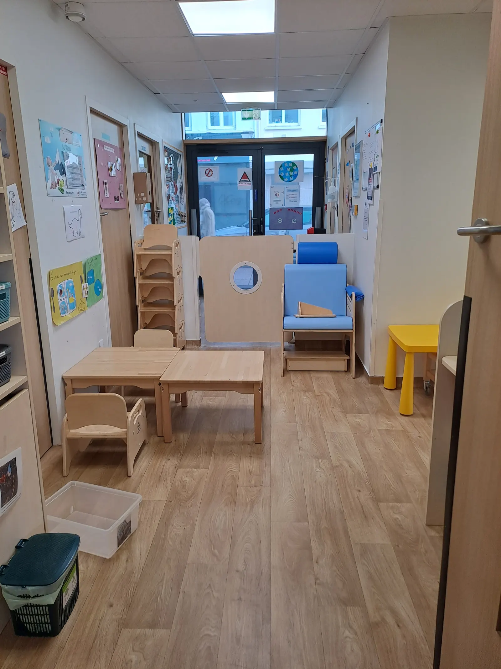 Espace de circulation et coin repos de la micro-crèche Les Malicieux de la Concorde à Dunkerque
