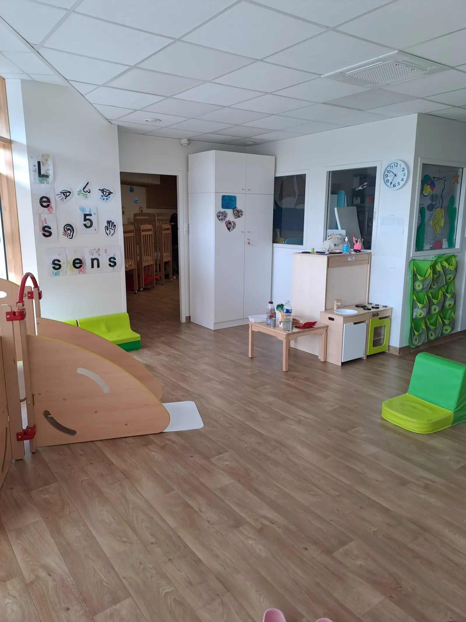 Salle de vie sur le thème des 5 sens à la micro-crèche Les Malicieux de la Concorde à Dunkerque