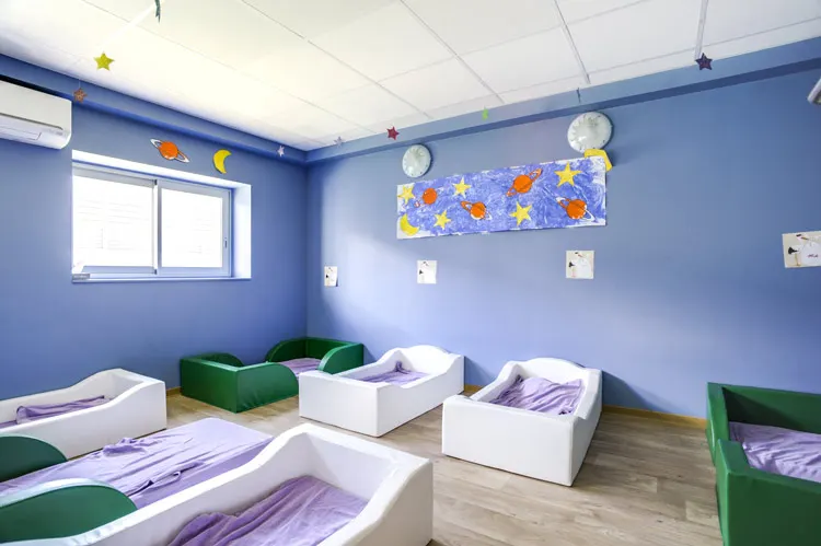 Dortoir sur le thème de l'espace à la micro-crèche Aix Lauzière à Aix-en-Provence