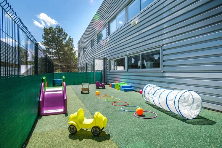 Cour extérieure et espace de jeux de la micro-crèche Aix Lauzière à Aix-en-Provence