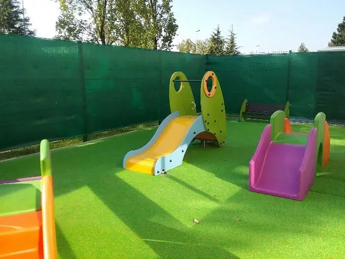 Cour extérieure avec toboggans de la crèche Saint-Aignan-Grandlieu