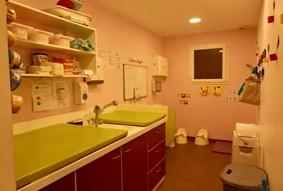 Salle de change et de soins de la micro-crèche Les COOP'ains de Paulo à Coutances