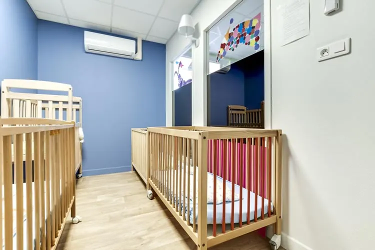 Dortoir de la micro-crèche Les Malicieux d'Alaï à Tassin-la-Demi-Lune