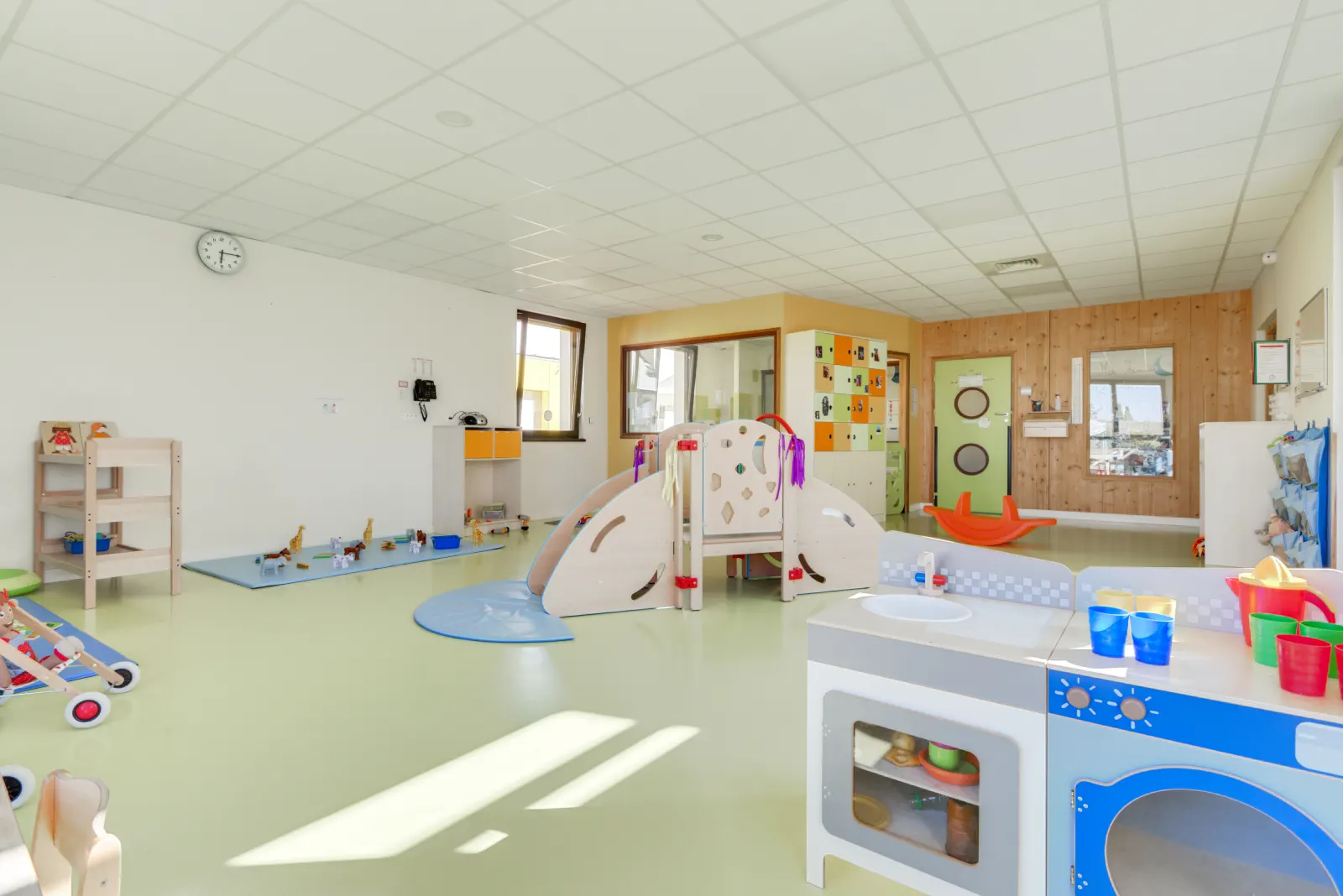 Coin cuisine et jeux d'imitation à la crèche Ennery Les Coquelicots